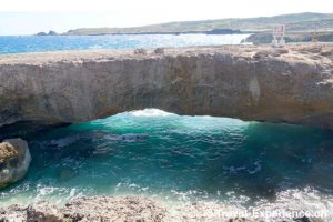 Landschaft mit Natural Bridge auf Aruba