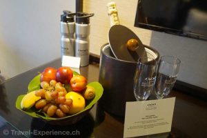 Detail, FrĂĽchteschale und Sekt auf dem Zimmer im Bucuti Tara Beach Resort