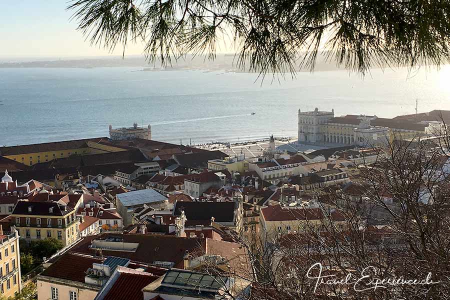 Blick auf die Praça de Comércio und Tejo, in Lissabon