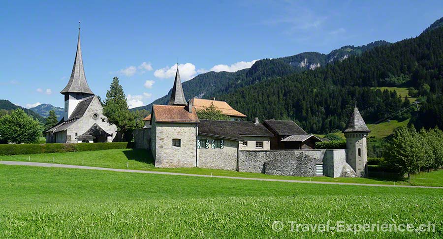 Schweiz, Waadt, Rougemont, Kirche Saint Nicolas, Schloss