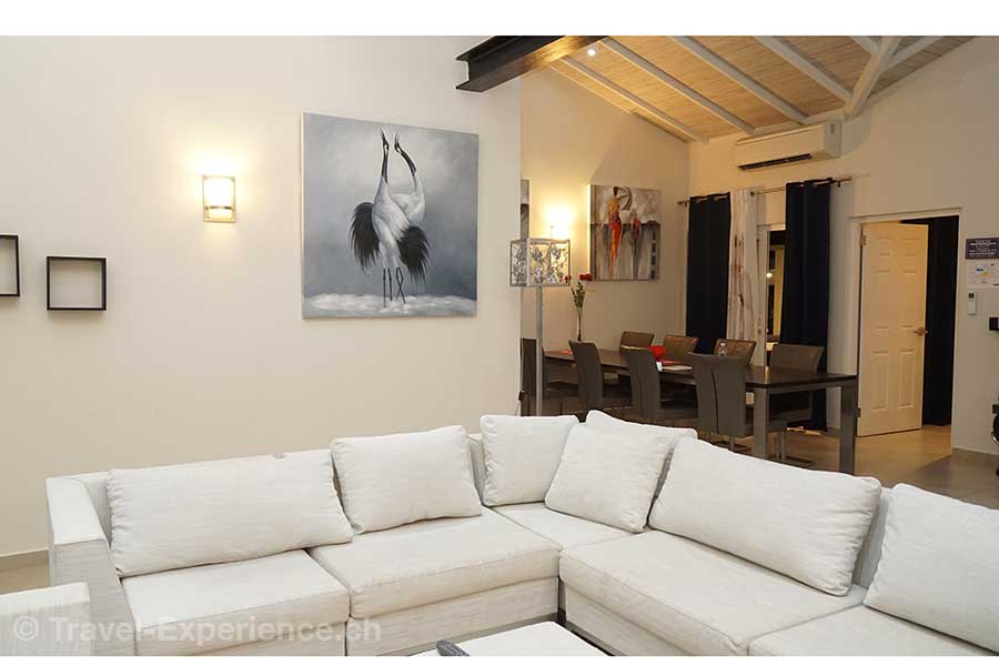 Innenaufnahme, Wohn- und Essbereich eines der Appartments im Swiss Paradise