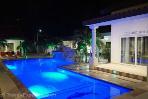Abendaufnahme, Pool in der Ferienanlage Swiss Paradise