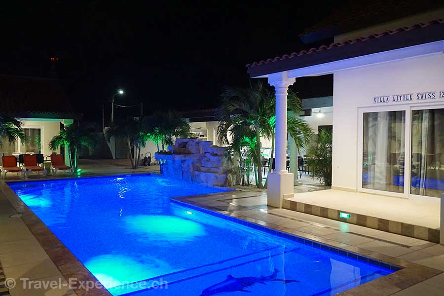 Abendaufnahme, Pool in der Ferienanlage Swiss Paradise