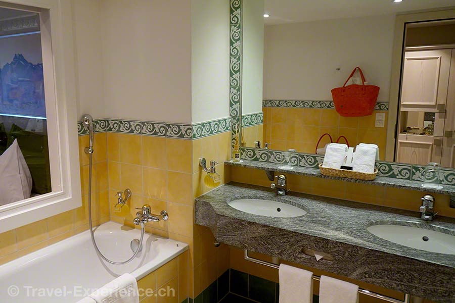 Innenaufnahme, Badezimmer zu Zimmer 403 im Hotel Beatus