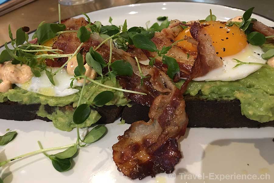 Foodfoto, Smorrebrod mit Avocado, Spiegelei und Speck im Lend Hotel