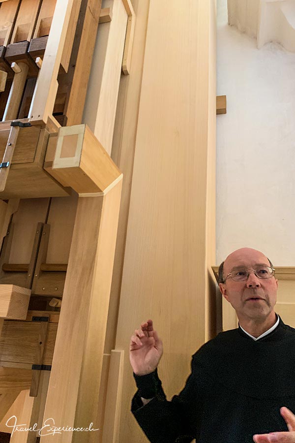 Kloster Disentis, Bruder Stefan, grosse Orgelpfeifen