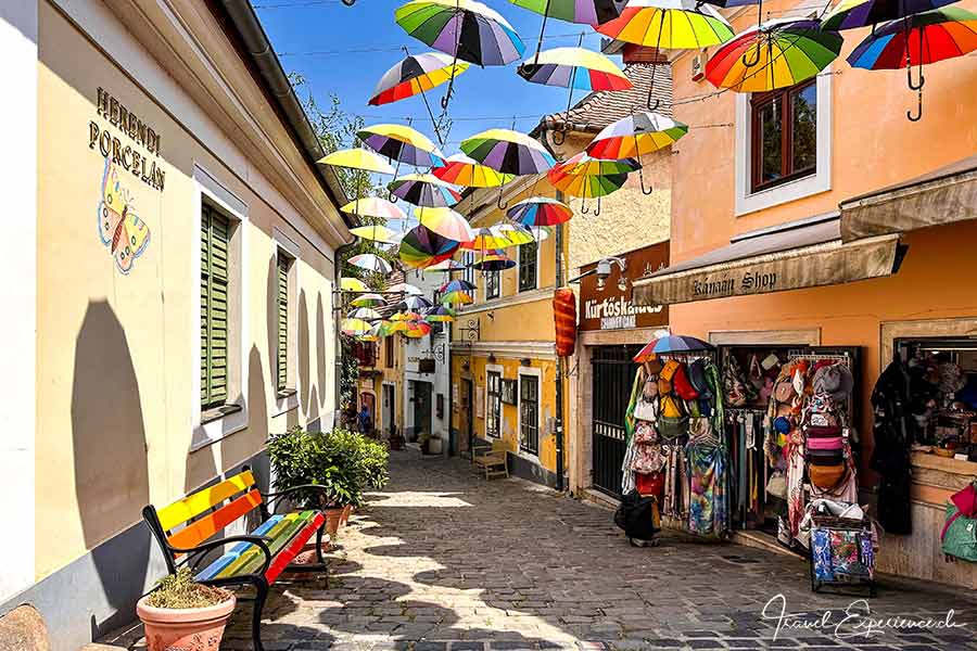 Szentendre, Boutiquen, Sonnenschirme