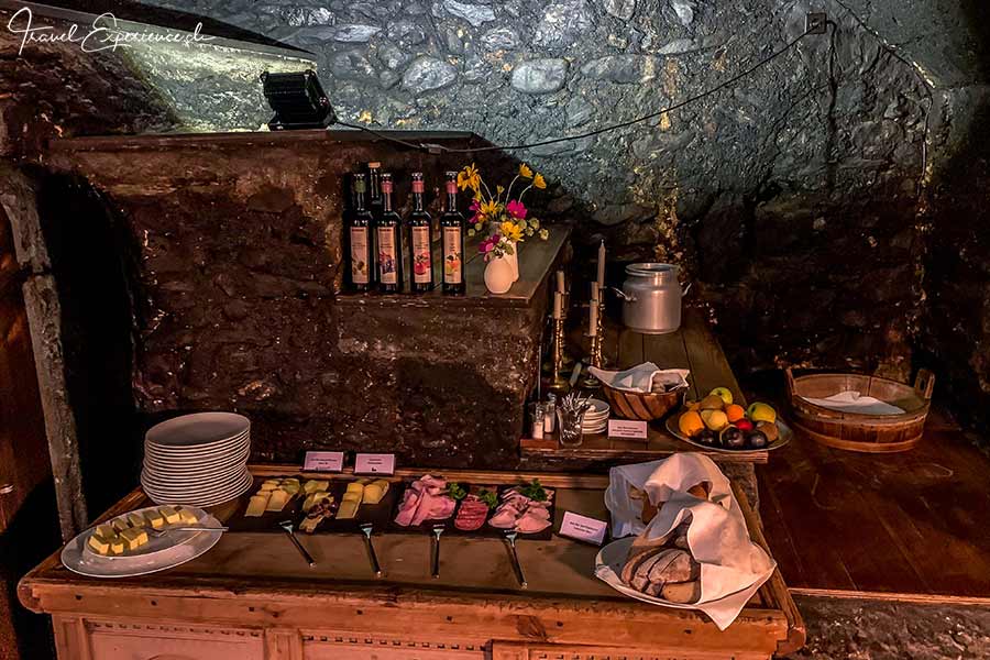 Müstair, Hotel, Chasa Chalavaina, schwarze Küche, frühstücksbüfett