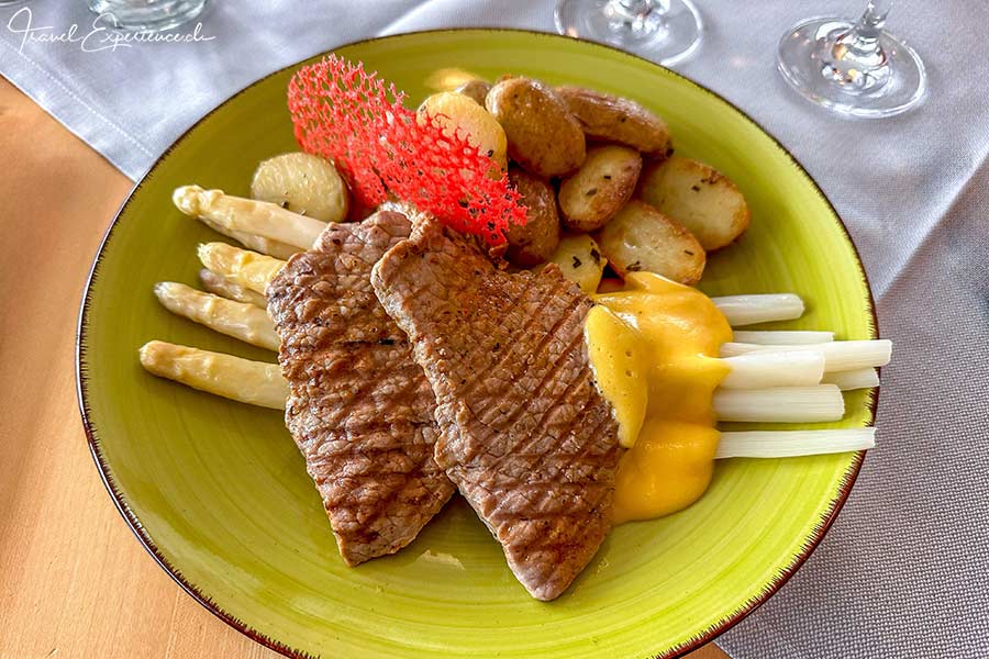 Hotel Neu-Schönstatt, Quarten, Kalbsplätzli mit Spargeln und Bratkartoffeln