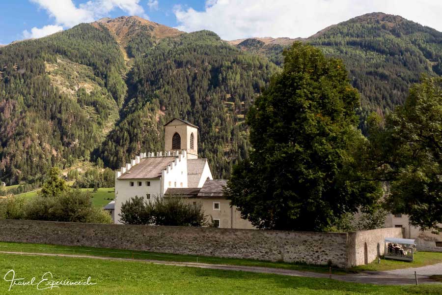 Müstair, Kloster St. Johann, Plantaturm vor dem Kirchturm