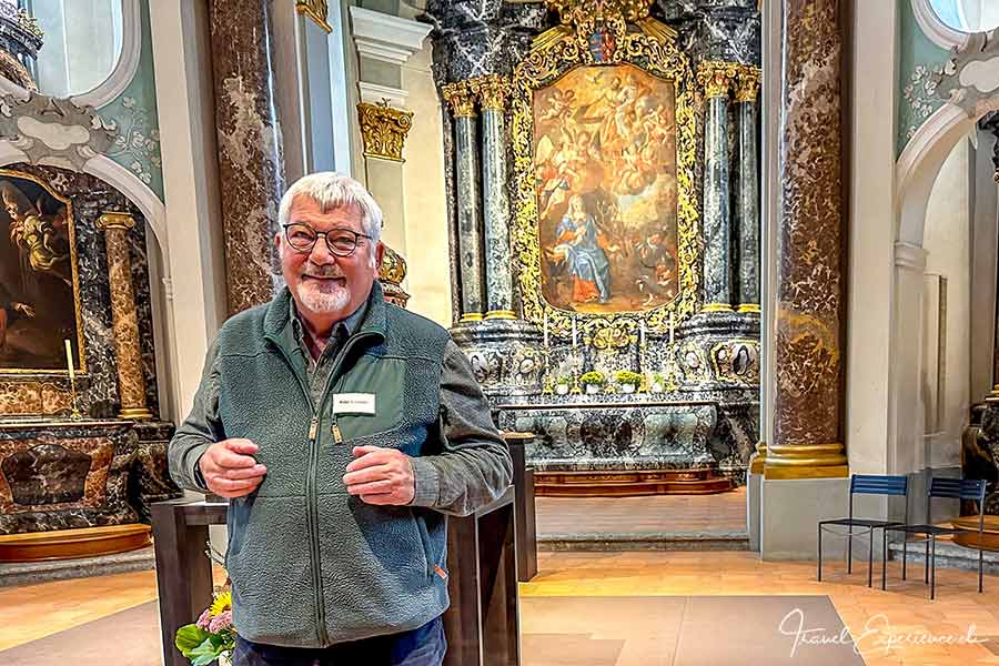 Personenaufnahme: Klosterkenner und -guide Peter Rottmeier in der Klosterkirche des Klosters Fischingen