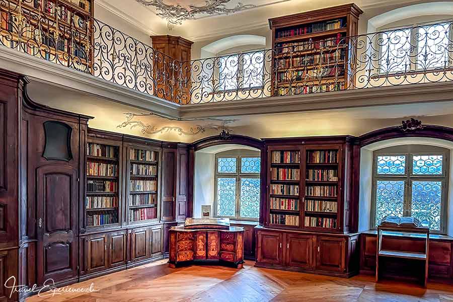 Innenaufnahme, Bibliothek mit Schreibpult von Abt Degen im Kloster Fischingen, Thurgau, Schweiz