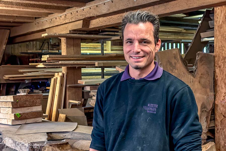 Personenfoto von Schreinereileiter Andreas Stolz in der Schreinerei des Klosters Fischingen
