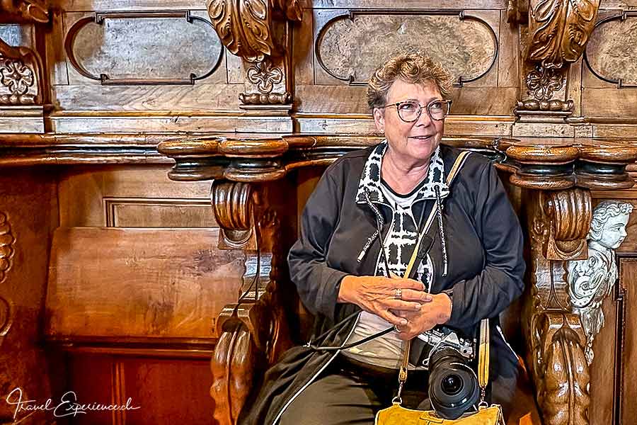Personenaufnahme, Inge von TravelExperience.ch sitzt im Chor der Klosterkirche vom Kloster Fischingen