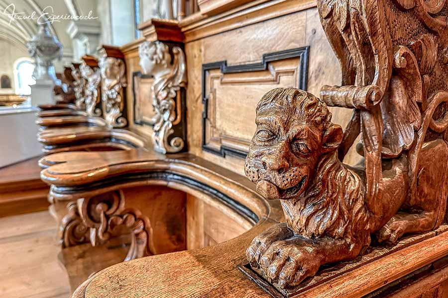 Detailfoto vom Chorgestühl im Oberen Chor der Klosterkirche im Kloster Fischingen