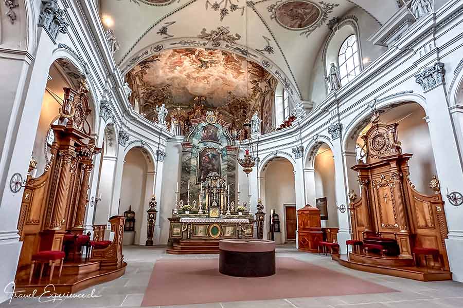 Innenaufnahme der Klosterkirche im Kloster Fischingen mit Hochaltar und Familiengruft Reding