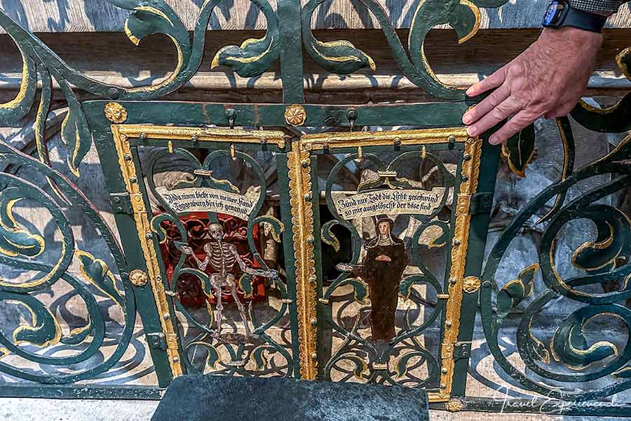 Detailfoto: Gittertüre am Grabmal der Idda in der Idda-Kapelle im Kloster Fischingen