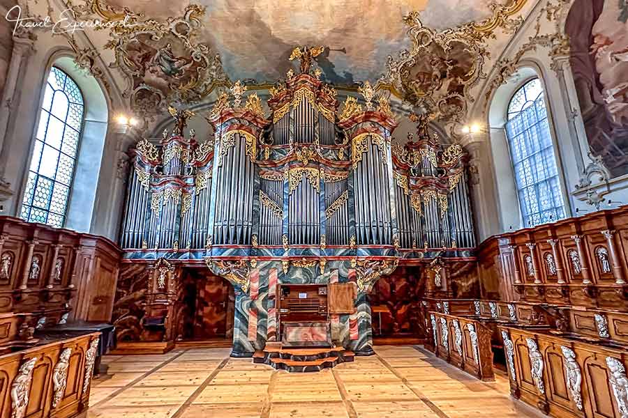 Innenaufnahme vom Oberen Chor mit der Aichgasser-Orgel in der Klosterkirche des Klosters Fischingen