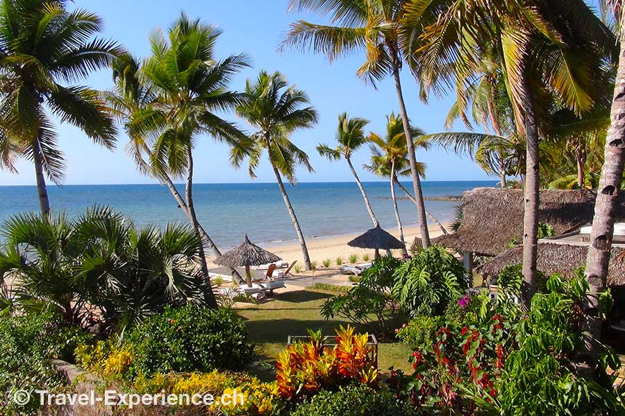Sicht auf Garten, Strand und Meer im Amporaha Resort auf Nosy Be, Madagaskar