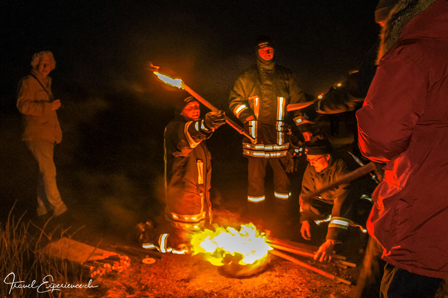 Fackeln werden fürs Biikebrennen auf Sylt verteilt