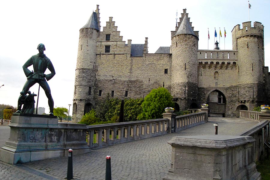 Aussenaufnahme der Burg Steen in Antwerpen.