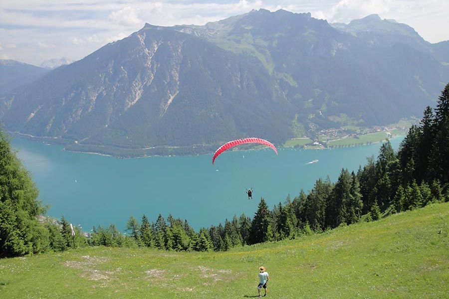 Landschaft, Achensee mit Paraglider