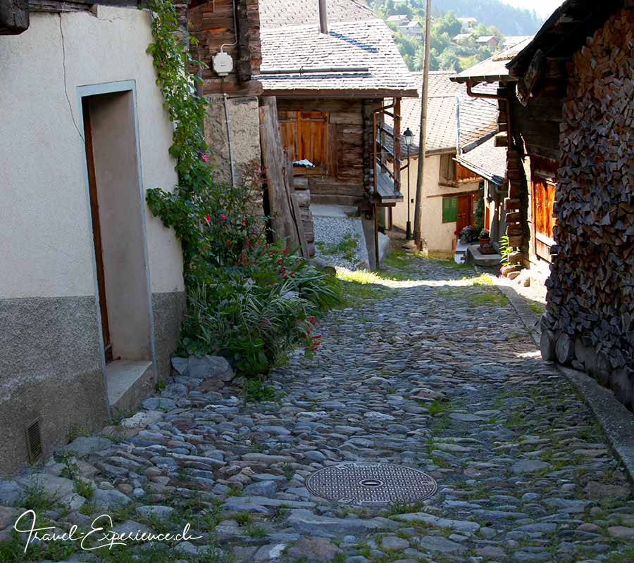 Dorfbild, Albinen, steile Gasse