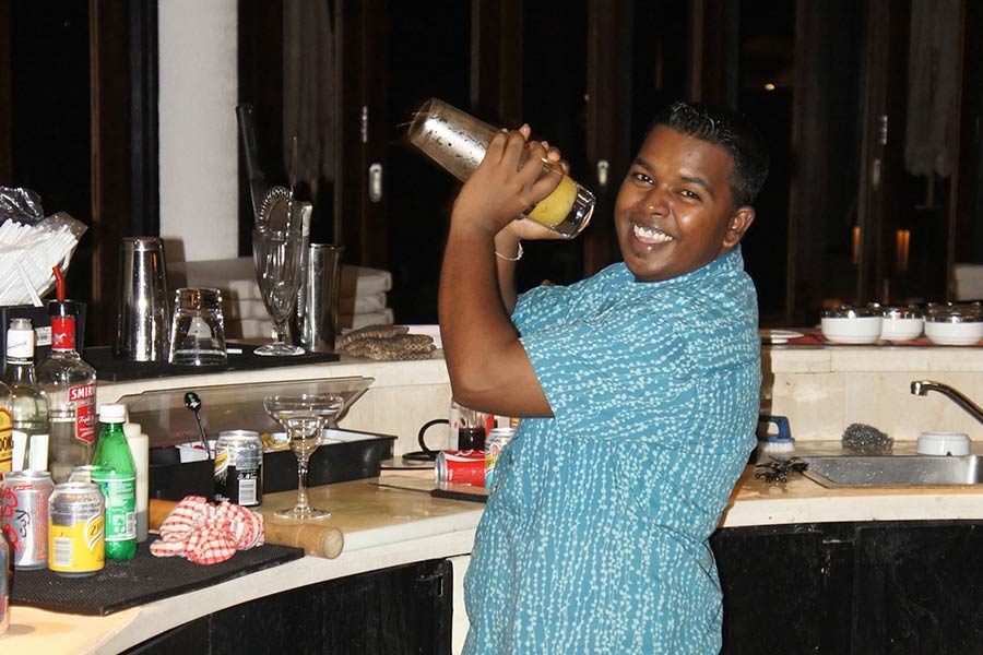 Personenaufnahme, Barkeeper in der Spirit-Bar im Lily Beach