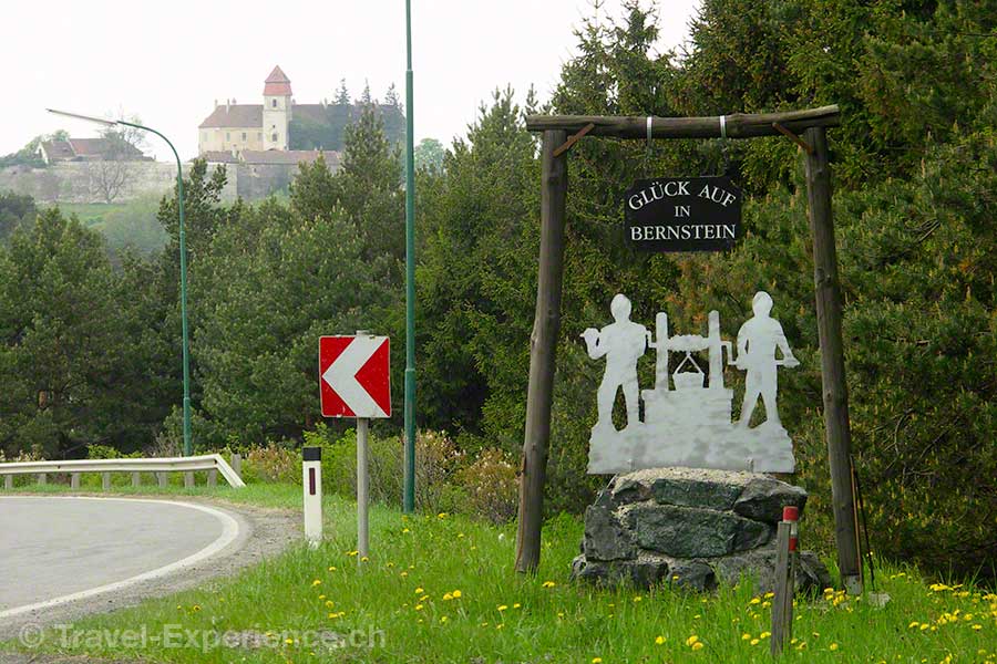 Zufahrt zum Dorf Bernstein mit seiner Burg