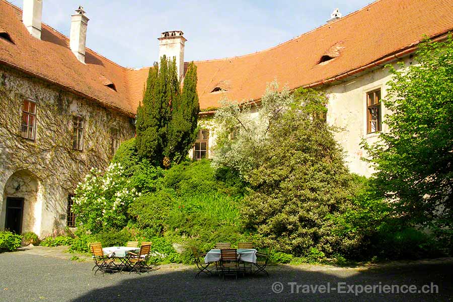 Aussenaufnahme, Burghof der Burg Bernstein