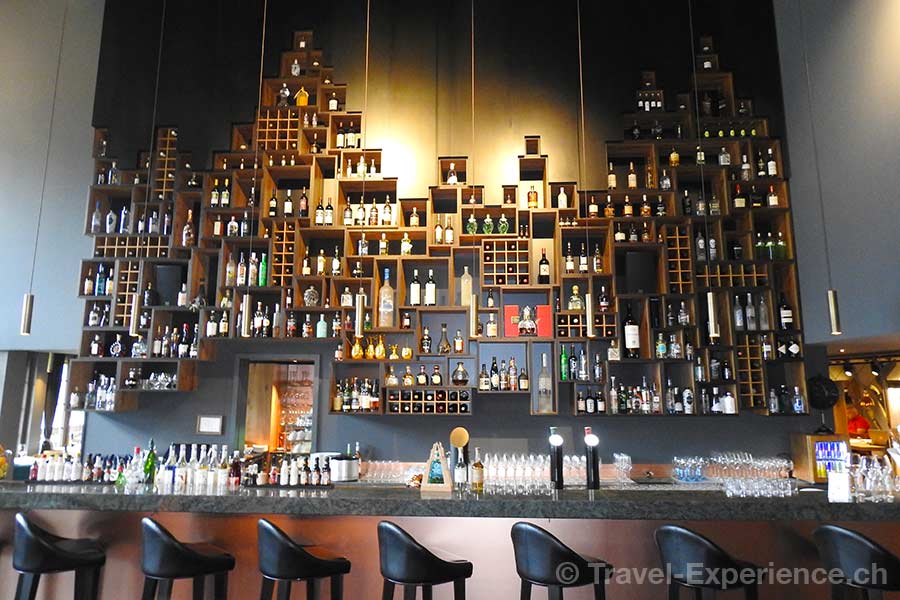 Innenaufnahme, Bar im Huus Hotel