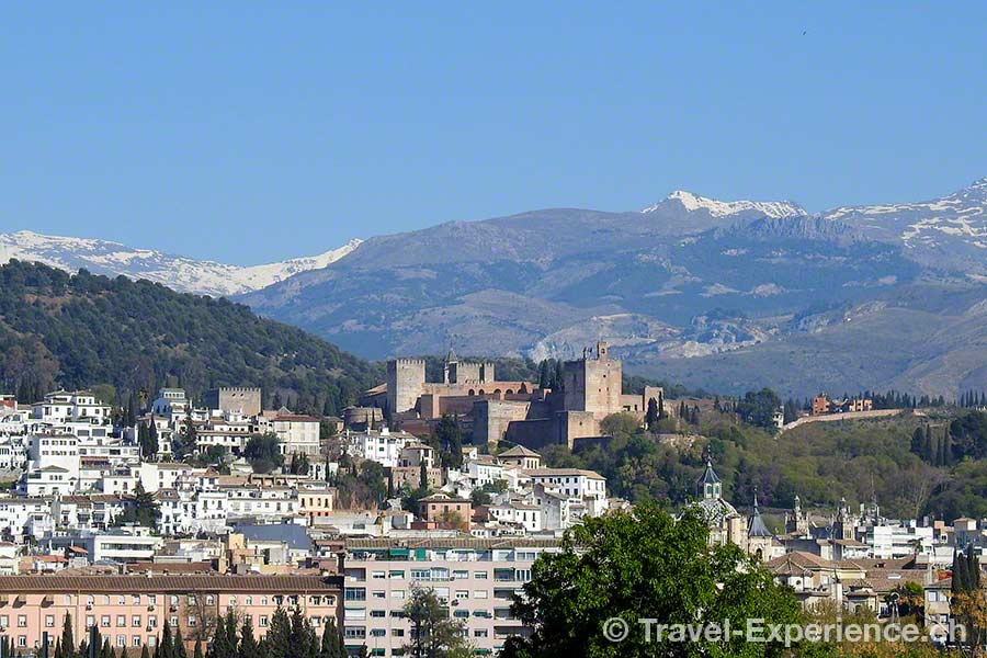 Stadtbild, Granada mit der Burg Alhambra