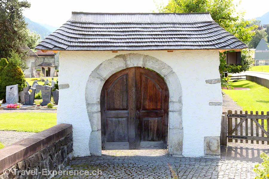 Eingang zum Friedhof in Rougemont