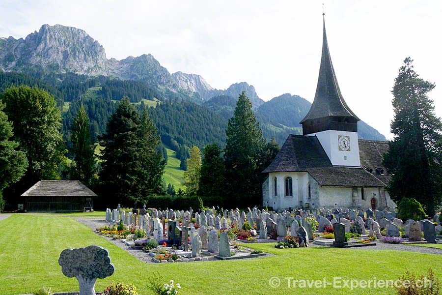 Friedhof und Kirche Saint Nicolas in Rougemont