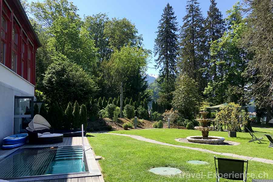 Garten des Vitznauerhofs mit kleinem Pool