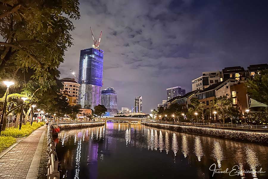 Nächtliche Uferpromenade am Singapore River.