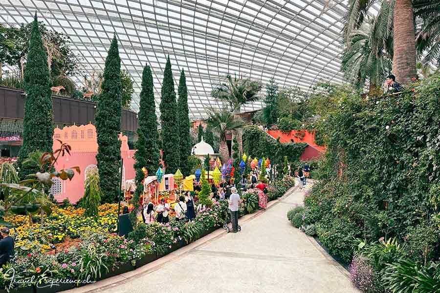 Gartenlanschaft in einem Riesengewächshaus des Garden by the Bay in Singapur