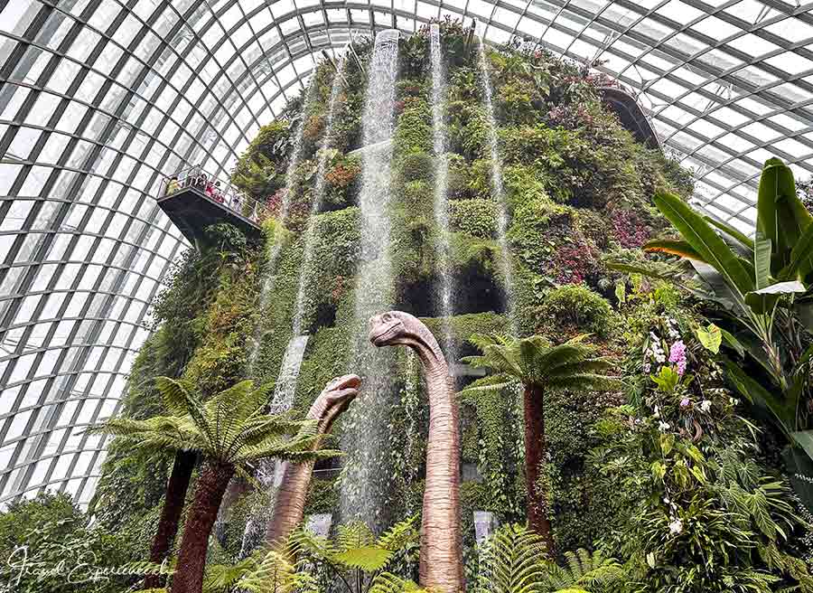Grüner Cloud Forest mit Dinosauriern im Garden by the Bay in Singapur