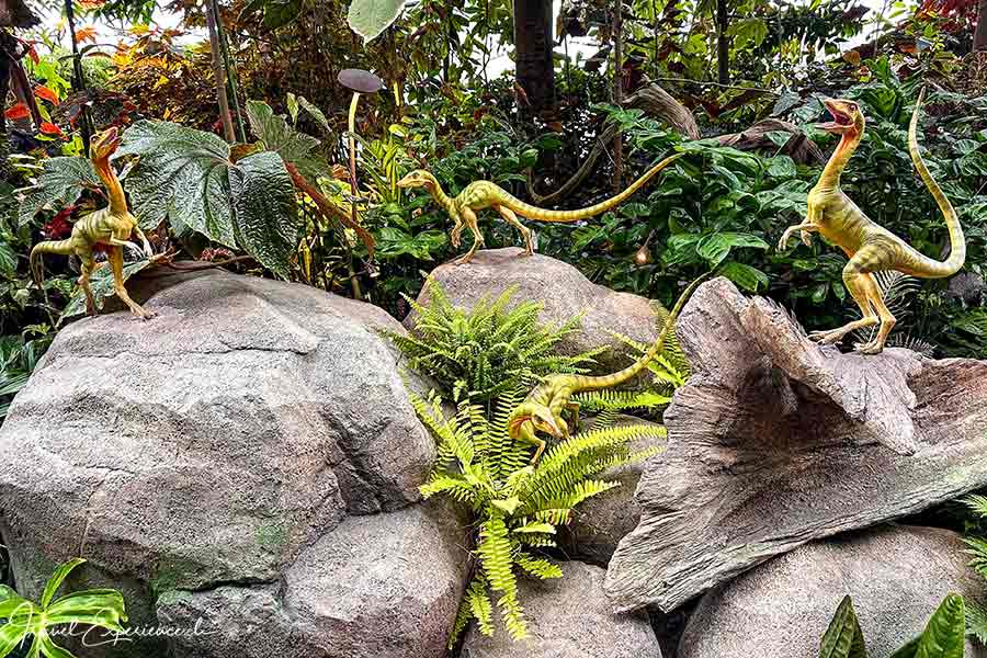 Dino-Figuren im Cloud Forest im Garden by the Bay in Singapur