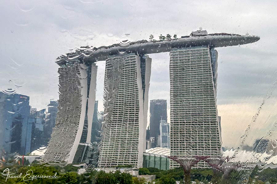 Marina Bay Sands durch die verregnete Glasscheibe des Cloud Forest im Garden by the Bay in Singapur