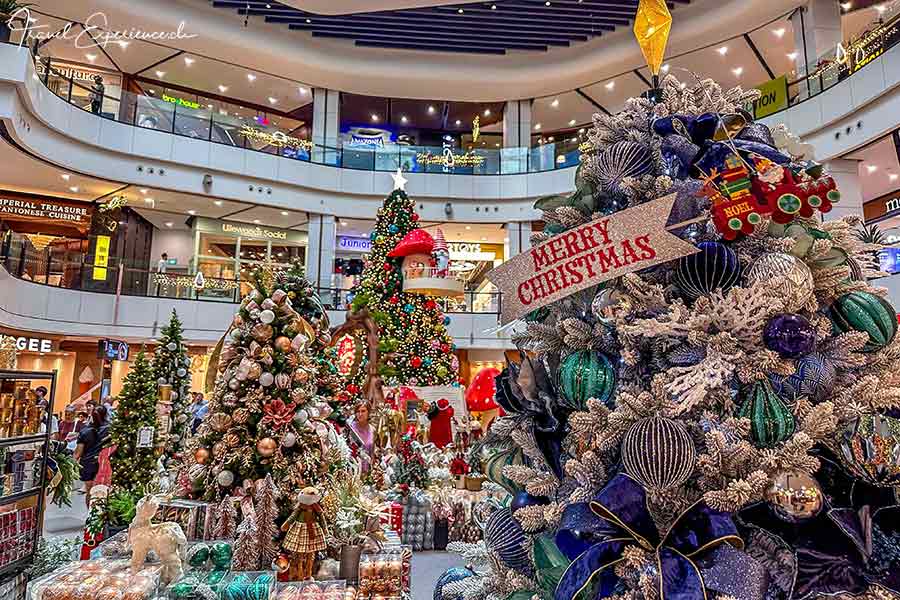Weihnachtliches Shoppingcenter Great World in Singapur