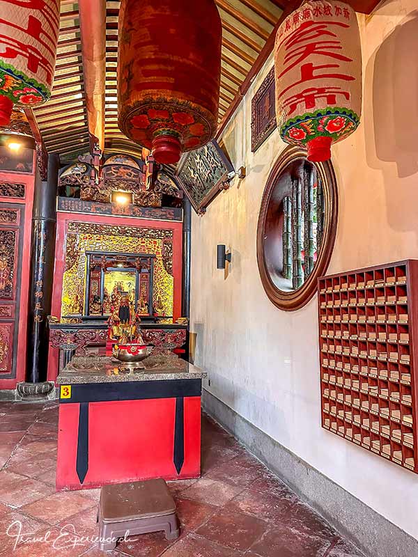 Gebetsaltar mit Regal (rechts) mit Orakelzetteln, im Hong San See Tempel in Singapur