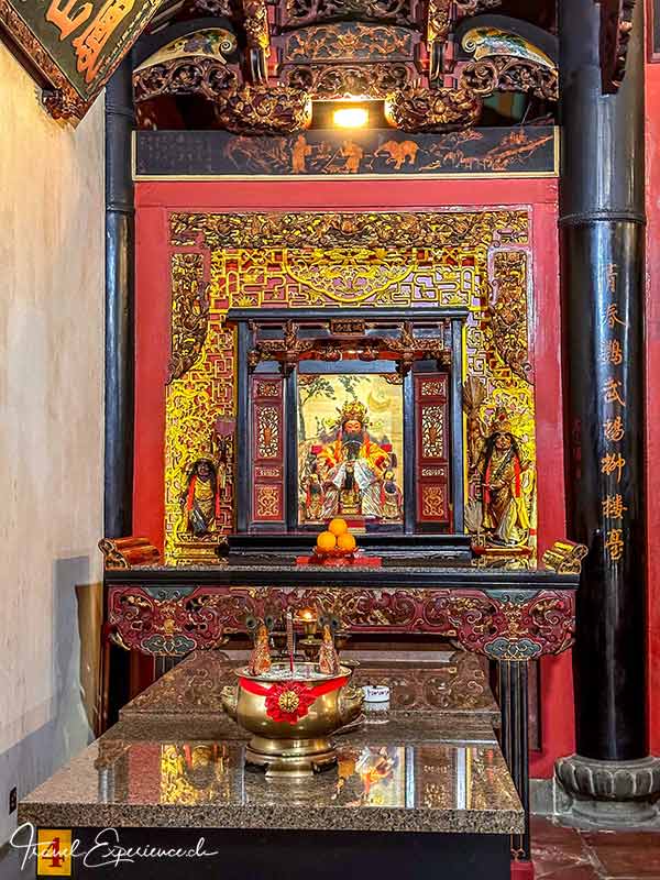 Gebetsaltar im Hong San See Tempel in Singapur
