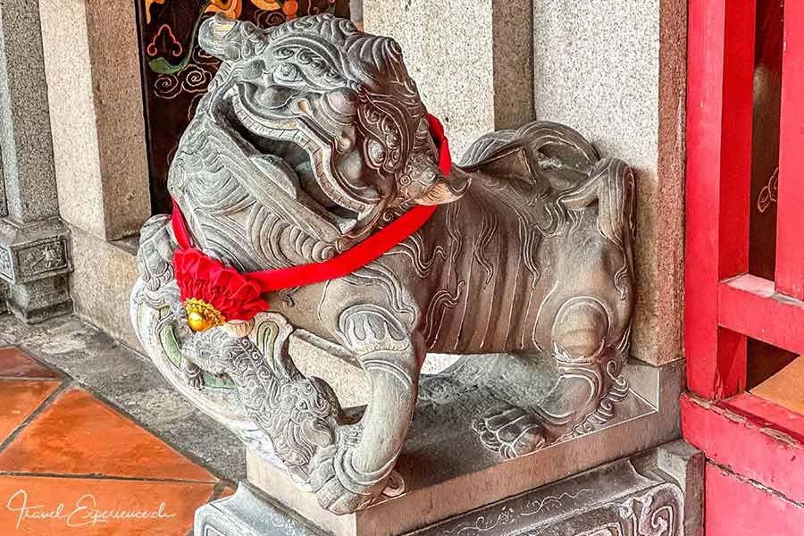 Tempelwächterlöwe beim Hong San See Tempel in Singapur