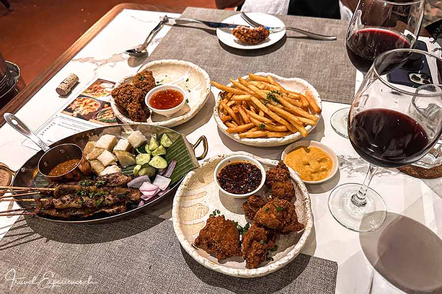 Happy Hour Snacks im Restaurant des The Roberton House in Singapur