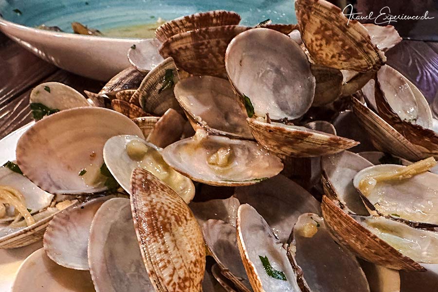 Leere Muschelschalen im Restaurant Bella Pasta in Singapur