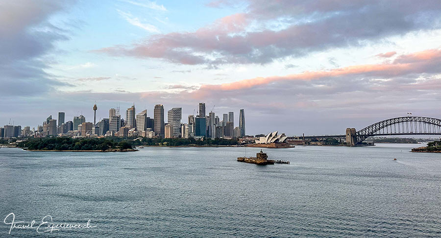 Morgenstimmung bei der Ankunft in Sydney mit der Oper und der Harbour Bridge