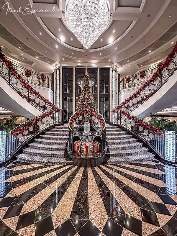 weihnachtlich dekorierte Treppe auf der Oceania Riviera