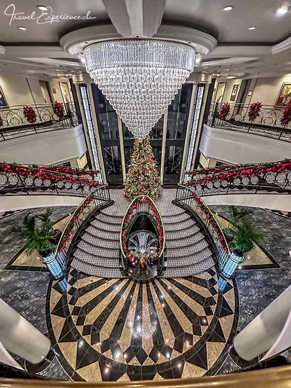 weihnachtlich dekorierte Lalique-Treppe auf der Oceania Riviera