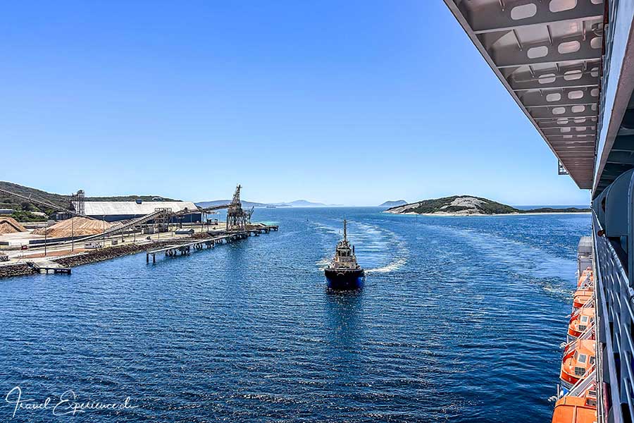 Lotsenboot neben der Oceania Riviera beim Einlaufen in Albany, Westaustralien